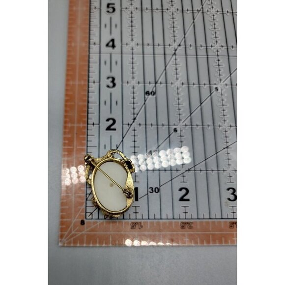 Faux Mabe Pearl Brooch Wrapped In Antique Gold Tone Setting Designer Pin - Picture 9 of 9